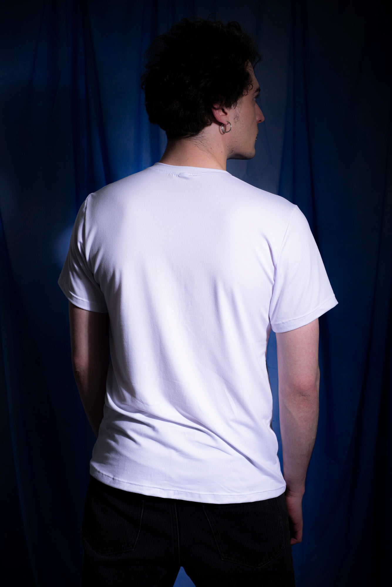 Camiseta Blanca Unisex Baki Entrenando Baki son of ogre