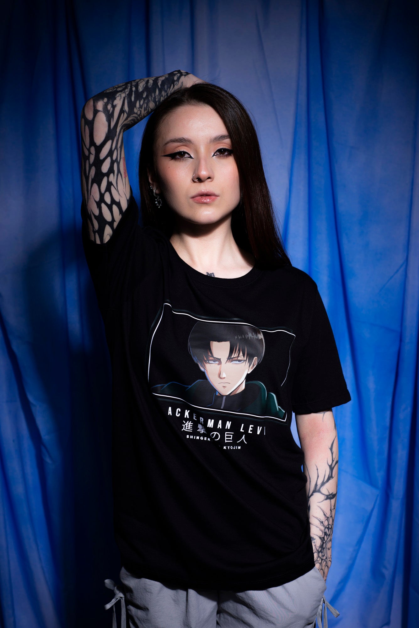 Camiseta Negra Unisex Levi Ackerman Attack On Titan